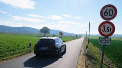 Bild: do
Frisch angelegte Bankettstreifen sollen die Unfallgefahren im Begegnungsverkehr auf der nur vier Meter breiten Gemeindeverbindungsstraße zwischen der B 470 und Speinshart vermindern.