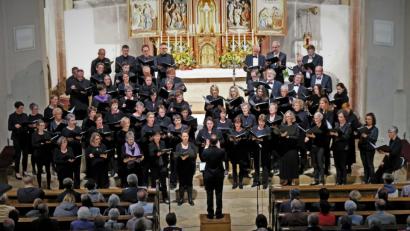 Bild: twi
Die vereinigten Chöre aus Nabburg und Schwandorf unter der Leitung von Jonathan Brell boten eine beeindruckende Klangqualität.