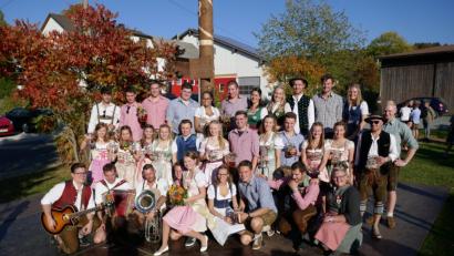 Bild: exb
Stolze 14 Paare bringt das kleine Ortlesbrunn für seine Kirwa auf die Beine. Auch nach dem Austanzen hält Oberkirwamoidl Julia Christl den Strauß noch fest in der Hand und macht es sich bei ihrem Burschen Christoph Speckner gemütlich.