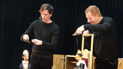 Bild: exb
Die Schauspielern Rafael Niekamp und André Nessel (von links) von der „Niekamp-Theater- Company“ zeigen das Stück „Robin Hood“.