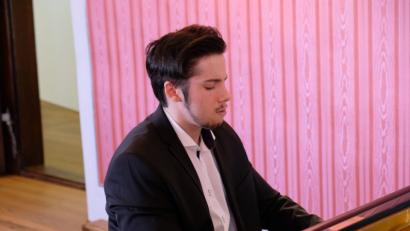 Bild: Robert Dotzauer
Im Musiksaal des Klosters Speinshart bestätigt sich der bedeutende internationale Ruf des pianistischen Ausnahmetalents Robert Bílý. Der „tschechische Lang Lang“ begeistert mit Klavierwerken europäischer Meisterkomponisten.