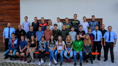 Bild: fdl
Die Teilnehmer zusammen mit (von links) Jugendwart Klaus Schlosser, Kreisbrandmeister Martin Schmidt, 2. Kommandant Christian Lenk, Kreisbrandmeister Marco Weiss und Vorsitzender Berthold Maier.