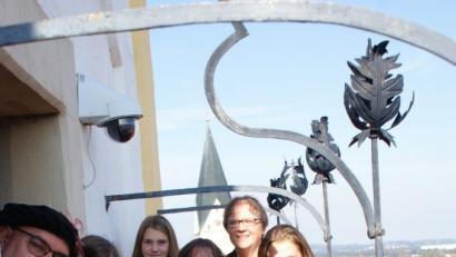 Bild: sei
Auf dem Turm der Weidener Michaelskirche spielen Mitglieder des Posaunenchors Mantel Choräle, und die Kinder hören gespannt den Erzählungen von Türmer Christian Stahl zu.