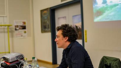 Bild: otj
Im Pfarrheim St. Josef zeigt Christian Jakob auf, wie die EU dort sogar mit weltweit geächteten Despoten und Warlords kooperiert, um die Menschen aus Subsahara gar nicht erst nach Libyen durchkommen zu lassen.