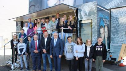 Bild: pko
Auch eine Klasse der Mittelschule Bruck besuchte den Info Truck bei der Firma FEE. Vorne von links Hermann Brandl, Christian Meyer und Hans Fleischmann.