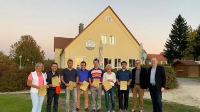 Bild: exb
Die erfolgreichsten Teilnahmer im Wettbewerb um den Preis der Stadt Waldsassen - von links Christine Schöner, Hong Chuong Doan, Oliver Röder, Peter Ackermann, Marian Ludwig, Christiana Schmutzler, Wolfgang Dütsch, Bürgermeister Bernd Sommer und Vorstandsmitglied Thomas Pfletscher.