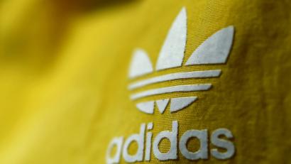 Bild: Daniel Karmann/dpa
Sportartikelhersteller Adidas hat Kinder-Bademode zurückgerufen.