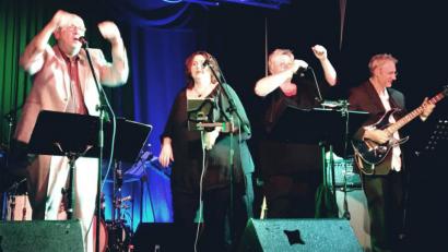 Bild: lst
Er sieht aus wie Joe Cocker, er bewegt sich wie Joe Cocker und er singt wie Joe Cocker: Michael Haberl (links) und seine Band stehen dem Original in nichts nach.