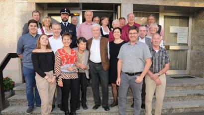 Bild: bey
Anton Pöpperl (vorne, Mitte) feiert im Kreis seiner Familie und vielen Gratulanten 80. Geburtstag.