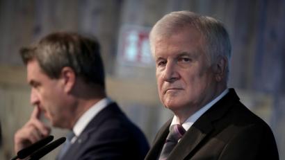 Bild: Michael Kappeler/dpa
Ministerpräsident Markus Söder (links) und der CSU-Parteivorsitzende und Bundesinnenminister Horst Seehofer.