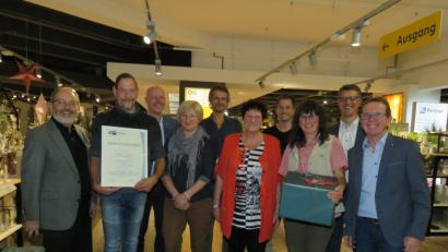 Bild: ubb
Strahlende Gesichter beim Ehrenabend: Seniorchef Hans Kulzer, die geehrten Mitarbeiter Roland Saller, Mathilde Franz, Jaroslav Wolf, Seniorchefin Lieselotte Kulzer, die Angestellten Sebastian Forte und Renate Meyer sowie die leitenden Mitarbeiter, Manfred Göhl und Wolfgang Horn (von links).