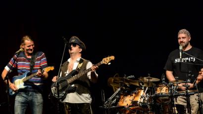 Bild: brü
Da Huwa, da Meier und i mit ihrem aktuellen Programm "Zeit is a Matz" zu Gast im Musikomm in Amberg.