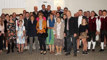 Bild: weu
Groß war die Gratulantenschar aus Familie und Vereinsabordnungen, die dem Altbürgermeister Johann Schwendner zu seinem 85. Geburtstag Glückwünsche überbrachte.