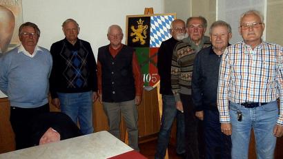 Bild: R. Kreuzer
Die Vorstandschaft der Hundertfünfer bleibt am Ruder: (von links) Christian Gollwitzer, Heinz Popel, Oskar Dagner, Guntram Popp, Georg Schneider, Ehrenvorsitzender Horst Hetzner, Gerhard Sauer.