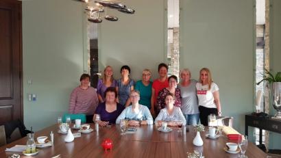 Bild: exb
Sie profitieren von der großzügigen Einladung eines älteren Ehepaares – die Frauen vom Gebärden-Stammtisch.