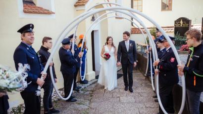 Bild: exb
Die Feuerwehren Helmbrechts und Metting stehen Spalier für Katharina Kappauf und Florian Botzler.