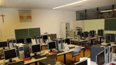 Bild: frd
Seit 2002 verfügt die Grundschule Schönsee über einen Computerraum (Bild) sowie über "PC-Inseln" und in den Klassenzimmern. Die Gemeinschaftsversammlung hat nun die Weichen dafür gestellt, das bei der durch digitale Medien gestützten Ausbildung am Ball geblieben werden kann.