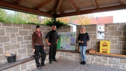 Bild: bsc
Vier neue große Informationstafeln an markanten Stellen im Erholungsort wurden dieser Tage durch Gemeindebedienstete errichtet. Im Bild (von links) Tanja Tretter, Roland Mitlmeier und Melanie Höfer, bei der Befestigung einer Schautafel im Pavillon vor der Grundschule.