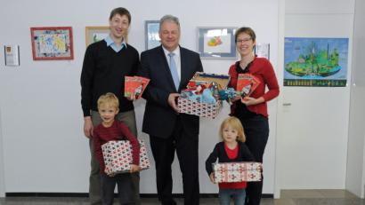 Bild: Christine Hollederer/exb
Gemeinsam mit Jedida und Jürgen Strobel sowie deren Kinder Joela und Josia packte Landrat Richard Reisinger (Mitte) in der
Volkshochschule Amberg-Sulzbach das erste Päckchen.