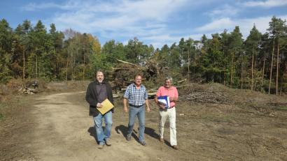 Bild: Hirsch
Roman Beer, Stefan Adam und Gerhard Schustek (von links) besichtigen die gerodete "Grube Austria", die zur Sanierung ansteht.
