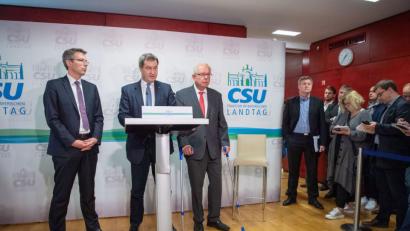 Bild: Lino Mirgeler/dpa
Markus Blume (von links nach rechts, CSU), Generalsekretär der CSU, Markus Söder (CSU), Ministerpräsident von Bayern, und Thomas Kreuzer (CSU), Fraktionsvorsitzender der CSU im Landtag, nehmen an einem Statement der CSU-Fraktion zur Landtagswahl teil.