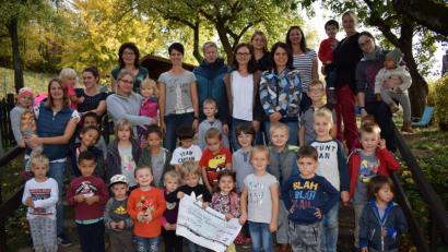 Bild: wku
Das Vorbereitungsteam des Babybasars bringt einen symbolischen Scheck über 600 Euro mit in den Königsteiner Kindergarten.