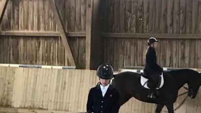 Bild: luk
Zwei Podestplätze schafft Lena Kausler auf Chipsy. Im Reiterwettbewerb stehen die beiden ganz oben auf den Treppchen, im Springreiterwettbewerb belegen sie Platz drei.