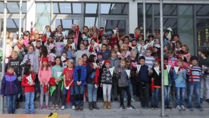 Bild: mfh
Die Schüler der vierten Klassen freuen sich über den Fahrradwimpel.