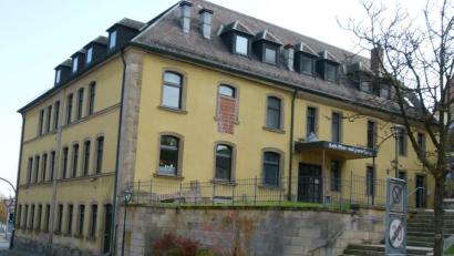 Bild: rn
Noch liegt es im Dämmerschlaf. Im ehemaligen Pfarrheim sollen einmal 15 kleine Wohneinheiten entstehen.