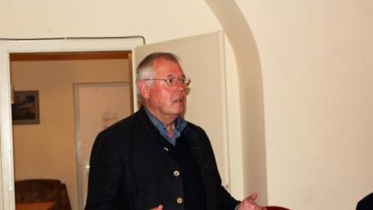 Bild: Williamson, Dagmar
Pfarrer Dr. Johannes Blohm stellt Fragen zum Wachstum kirchlicher Gemeinden in der israelischen Kultusgemeinde.