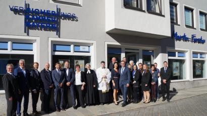 Bild: weu
Pfarrerin Schlinke und Kaplan Frohnhöfer segneten die Räume der neuen Versicherungsagentur Forster. Marion und Martin Forster (rechts, im Vordergrund) freuten sich, viele Ehrengäste zur Einweihung begrüßen zu können. Vater Alfons Forster (links) zeigte sich sehr angetan von der neuen Zweigstelle Oberviechtach.