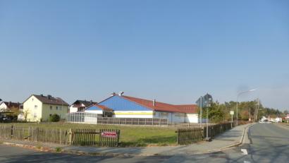 Bild: bk
Grünes Licht für die Norma-Ansiedlung: Auf dem zugekauften Grundstück an der Hubertusstraße (im Vordergrund) entsteht durch Anbauten ein Getränkemarkt und eine Bäckereifiliale mit Cafè. An der Nordostseite wird, getrennt von der Norma, eine Metzgereifiliale mit Bistro errichtet.