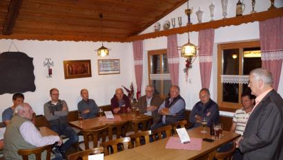 Bild: bkr
Altensteinreuther und Zinster lassen sich aus erster Hand informieren und geben CSU-Ortsvorsitzendem sowie Bürgermeister Günter Kopp (rechts) ihre Sorgen und Nöte mit ins Rathaus.