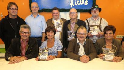 Bild: Hirsch
Markus Götz, Hans Jobst, Fabian Borkner, Hermann Götz, Hubertus von Breidbach (stehend von links),, Alfred Braun, Ulrike Roidl sowie Robert und Rosmarie Krempl (sitzend von links) stellten die Festschrift "40 Jahre Kirwaverein Fronberg" vor.