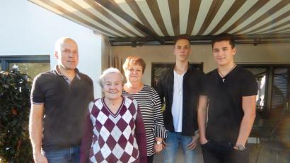 Bild: Hladik
Sie sind glücklich, dass in der Sturmnacht alles gut ausgeht: Karl-Heinz Winkler, seine Mutter Irmgard und die drei Helfer Ingrid Häupl, Luca Seifert und Fabian Sparrer (von links).