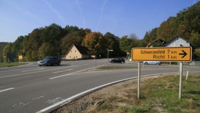 Bild: Hösamer
Die Grünwaldkreuzung westlich von Schwandorf gilt als Unfallschwerpunkt. Stadtrat Anderas Wopperer (CSU) regte an, nochmals einen Vorstoß wegen eines Kreisverkehrs an dieser Stelle zu starten.