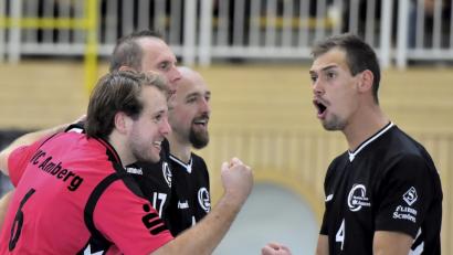 Bild: Hubert Ziegler
Spielertrainer David Fecko (rechts) und Flo Birner, Andrzej Smolik und Bastian Barth (von links) bejubeln den 3:0-Heimsieg zum Saisonauftakt gegen den TSV Abensberg. Jetzt geht es zum ASV Neumarkt. Bei dem ist die Stimmung deutlich schlechter.