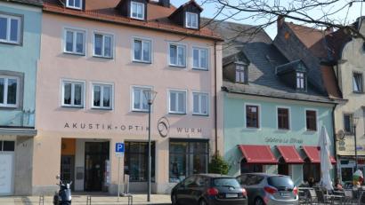 Bild: szl
Positivbeispiele zum Kommunalen Förderprogramm: Diese zwei Geschäftsgebäude, Akustik und Optik Wurm sowie die Gelateria La Strada, am Maximilian-Platz in der Altstadt wurden schon saniert.