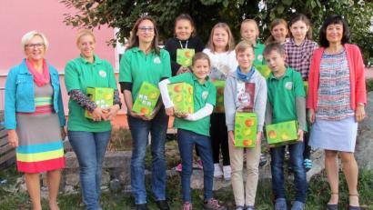 Bild: mez
100 Liter frisch gepressten Apfelsaft übergeben die „Flötztaler Naturentdecker“ an Grundschulrektorin Gudrun Lehner (links) und ihre Stellvertreterin Lucia Etterer (rechts).