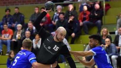 Bild: Alfred Schwarzmeier
Stefano Flierl kommt mit einer artistischen Einlage zum Torwurf: Die Spieler des HC Weiden dürfen aber im Heimspiel am Samstag ihr Augenmerk nicht nur auf Offensivaktionen legen, sondern müssen ihre zuletzt schwächelnde Defensivarbeit verbessern.