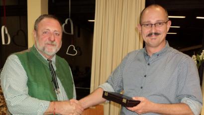 Bild: ksi
Uwe Deeg (links) bedankt sich bei Christoph Mühlbauer für seinen informativen Vortrag.