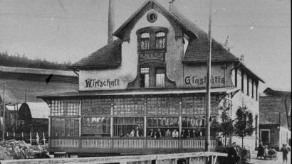 Bild: Stadtarchiv
Die Wirtschaft "Zur Glashütte" vereinte auf der Bauerhütte Gastwirtschaft, Kantine und Lebensmittelladen unter einem Dach. Oft gab es im Saallettl gesellschaftliche Veranstaltungen der Glasmacher.