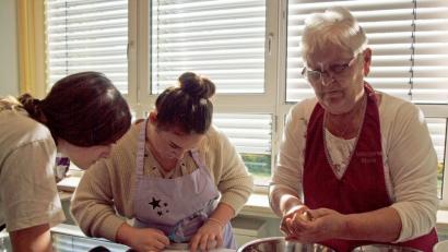 Bild: sön
Eng arbeiteten Seniorinnen und Schülerinnen in der Schulküche zusammen – und hatten ihren Spaß dabei.