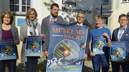 Bild: prbr
Das Museumsteam präsentiert zusammen mit Bürgermeister Franz Stahl das Plakat zur diesjährigen Museumsnacht.