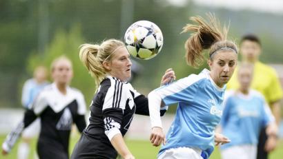 Bild: Hubert Ziegler
Die Gegenspielerinnen auf Abstand und möglichst weit vom eigenen Tor halten: Die Fußballerinnen des TSV Theuern (rechts Miriam Geitner) wissen um die starke Offensive des 1. FC Nürnberg II, aber auch, dass die Gäste in der Defensive verwundbar sind.