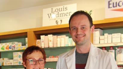 Bild: stg
Apotheker Sebastian Vonhoff überreicht eine Spende in Höhe von 1000 Euro an „Lichtblicke“-Schirmherrin Edith Lippert.