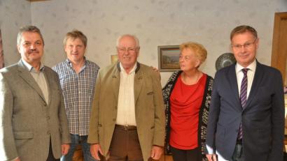 Bild: dob
Hellmuth Reinl (Mitte) feiert 80. Geburtstag. Bürgermeister Andreas Wutzlhofer, Neffe Roland Sperr, Nichte Hannelore Hopf aus Flossenbürg und der evangelische Stadtpfarrer Dieter Schinke gratulieren.