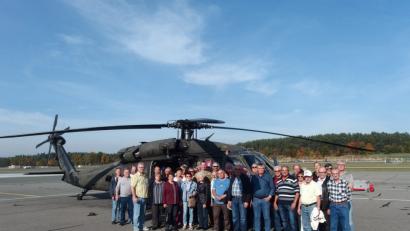 Bild: gpa
Die Mitglieder des Kirchenthumbacher Rentner- und Pensionistenvereins unterbrechen die Lagerrundfahrt durch den Grafenwöhrer Truppenübungsplatz, um sich vor einem Hubschrauber zu einem Erinnerungsfoto aufzustellen.