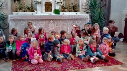 Bild: hir
Vor dem Altar auf dem Boden sitzend feierten die Kleinsten einen Gottesdienst, der von Maria Richthammer (links), Brigitte Lösch (zweite von links), Susanne Most und Steffi Brunner (Zweite von rechts) vorbereitet wurde. Claudia Rädel (rechts) umrahmte die Feier musikalisch.