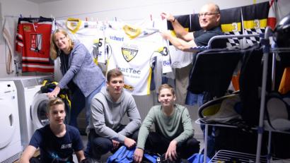 Bild: brü
Ein Keller voller Ausrüstung. Im Waschraum der Famlie Troglauer geht es oft eng zu, wenn Mama Gitte für die Jungs und den Papa die Ausrüstung wäscht.